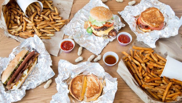 ep five guys se alia con uber eats para el reparto de sus productos a domicilio