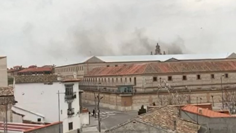 Humareda en la prisión de Ocaña (Toledo) tras la quema de cubos de basura en el patio del centro penitenciario. | CSIF ep humareda en la prision de ocana toledo tras la quema de cubos de basura en el patio del centro
