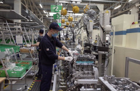 ep imagen de un trabajador en una fabrica de motores