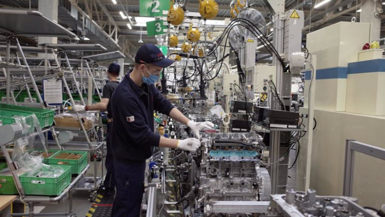 ep imagen de un trabajador en una fabrica de motores ep imagen de un trabajador en una fabrica de motores