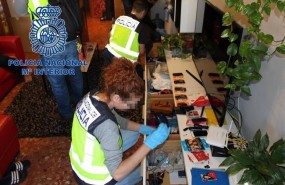 ep la policia desarticularedtraficabatelefonos movilesalta gama
