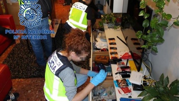 ep la policia desarticularedtraficabatelefonos movilesalta gama