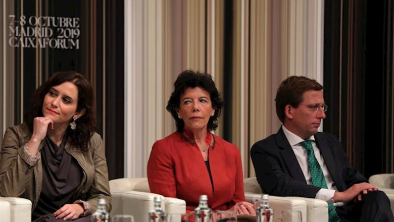 La presidenta de la Comunidad de Madrid, Isabel Díaz Ayuso, la ministra de Educación y Formación Profesional, Isabel Celaá y el alcalde de Madrid, José Luís Martínez-Almeida, en un acto el pasado mes de octubre. | Jesús Hellín - Europa Press - Archivo ep la presidenta de la comunidad de madrid isabel diaz ayuso la ministra de educacion y formacion