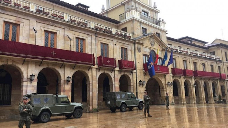 ep militares ante el ayuntamiento de oviedo durante el estado de alarma decretado por el coronavirus