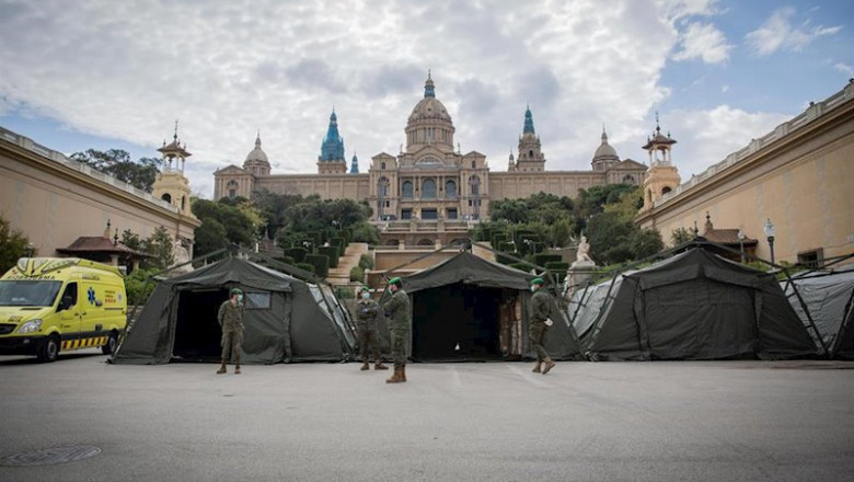 ep militares circulan cerca de las tiendas de campana del centro de acogimiento instalado por el