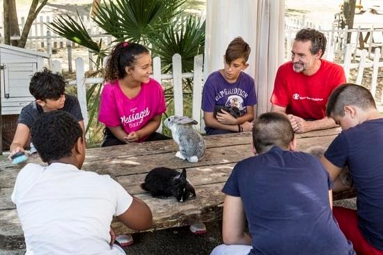 ep ninos en un campamento de save the children junto al director de la ong andres conde