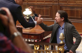 ep pablo iglesias da la mano a pedro sanchez tras intervenir en la segunda sesion del debate de
