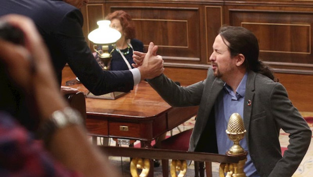 ep pablo iglesias da la mano a pedro sanchez tras intervenir en la segunda sesion del debate de
