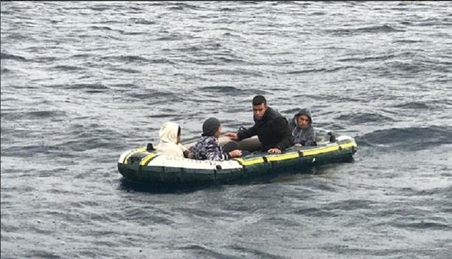 Patera con los cuatro menores rescatados | EUROPA PRESS/ SALVAMENTO MARÍTIMO ep pateralos cuatro menores rescatados