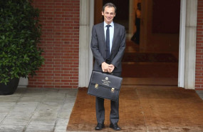 ep pedro duque ministro de ciencia innovacion y universidades en el palacio de la moncloa en su