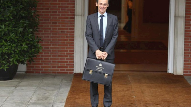 ep pedro duque ministro de ciencia innovacion y universidades en el palacio de la moncloa en su