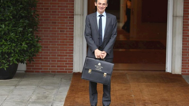ep pedro duque ministro de ciencia innovacion y universidades en el palacio de la moncloa en su ep pedro duque ministro de ciencia innovacion y universidades en el palacio de la moncloa en su