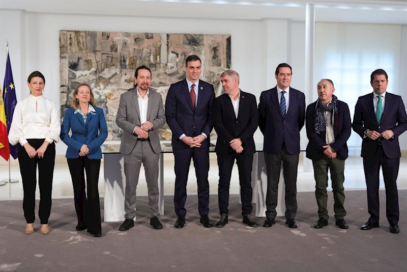 https://img5.s3wfg.com/web/img/images_uploaded/9/8/ep_pedro_sanchez_pablo_iglesias_nadia_calvino_y_yolanda_diaz_junto_con_los_agentes_sociales_durante.jpg