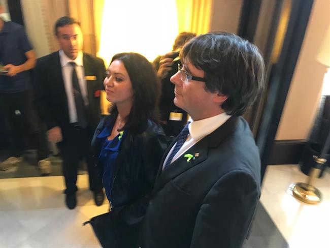 El presidente Carles Puigdemont y su esposa Marcela Topor | EUROPA PRESS - Archivo ep presidente carles puigdemontsu esposa marcela topor