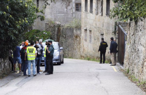 ep representantes del comite de empresa de alcoa a las puertas del pazo de cea antes de la