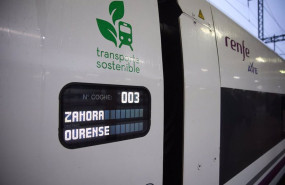 ep tren del tramo de alta velocidad pedralba de la praderia ourense en la estacion de