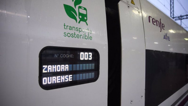 ep tren del tramo de alta velocidad pedralba de la praderia ourense en la estacion de