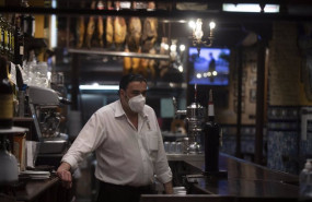 ep un camarero en la barra de un bar andalucia amplia hasta las 2130 horas la apertura de hosteleria