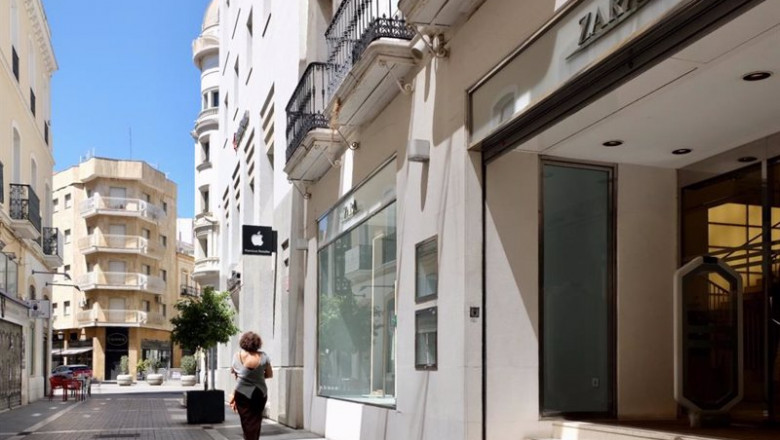 ep una de las entradas a la tienda zara en el centro de huelva capital ep una de las entradas a la tienda zara en el centro de huelva capital