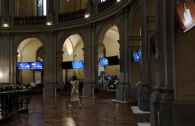 ep una mujer camina por el interior de la bolsa de madrid