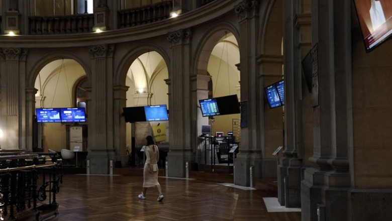 Una mujer camina por el interior de la Bolsa de Madrid | Óscar Cañas - Europa Press ep una mujer camina por el interior de la bolsa de madrid