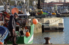 ep una persona camina por el puerto de celeiro a 8 de marzo de 2022 en viveiro lugo galicia espana