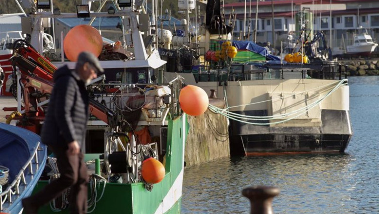 Una persona camina por el puerto de Celeiro, a 8 de marzo de 2022, en Viveiro, Lugo, Galicia (España). La flota de Celeiro, en el municipio lucense de Viveiro, ha iniciado un amarre parcial debido a la subida del precio del gasoil derivada de la guerra de | Carlos Castro - Europa Press ep una persona camina por el puerto de celeiro a 8 de marzo de 2022 en viveiro lugo galicia espana