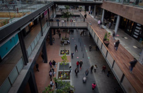 ep varias personas realizan compras en el centro comercial la maquinista en barcelona espana