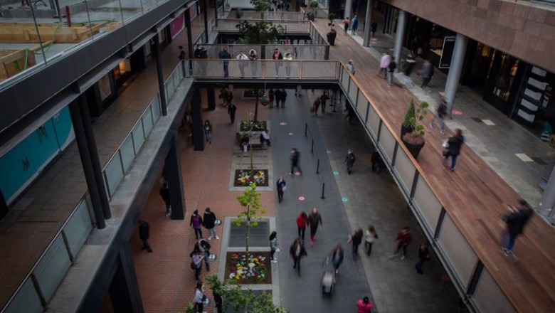 ep varias personas realizan compras en el centro comercial la maquinista en barcelona espana ep varias personas realizan compras en el centro comercial la maquinista en barcelona espana
