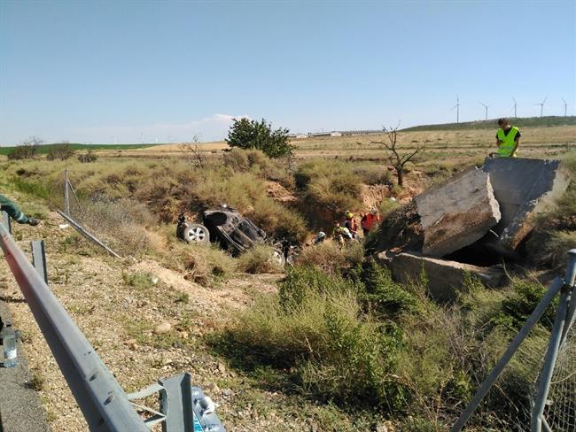 Vehículo siniestrado en la AP-68, en Luceni (Zaragoza) | GUARDIA CIVIL ep vehiculo siniestradola ap-68 en luceni zaragoza