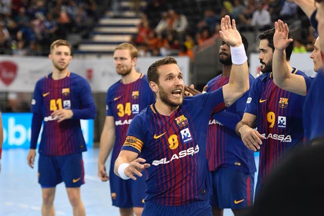 Víctor Tomás celebra un triunfo con sus compañeros del FC Barcelona. | ASOBAL ep victor tomas celebratriunfosus companerosfc barcelona