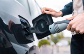 man charging electric car 2023 11 27 05 32 12 utc compressed 20241107131244 man charging electric car 2023 11 27 05 32 12 utc compressed 20241107131244
