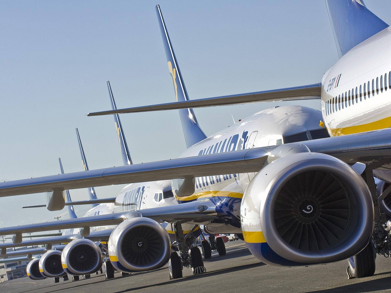 ryanair, plane ryanair, plane