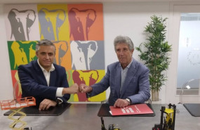 ep antonio trelles gam y el principal accionista de recamasa angel lopez en la firma del acuerdo