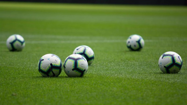 ep archivo   balones de futbol en un campo