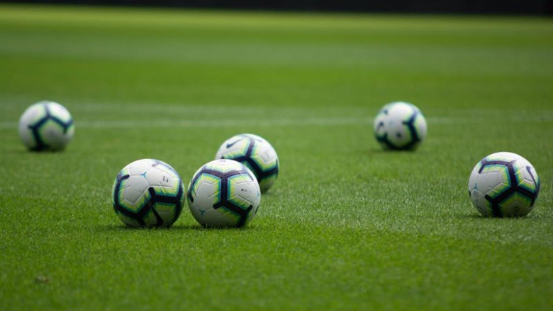 Archivo - Balones de fútbol en un campo | UGR - Archivo ep archivo balones de futbol en un campo