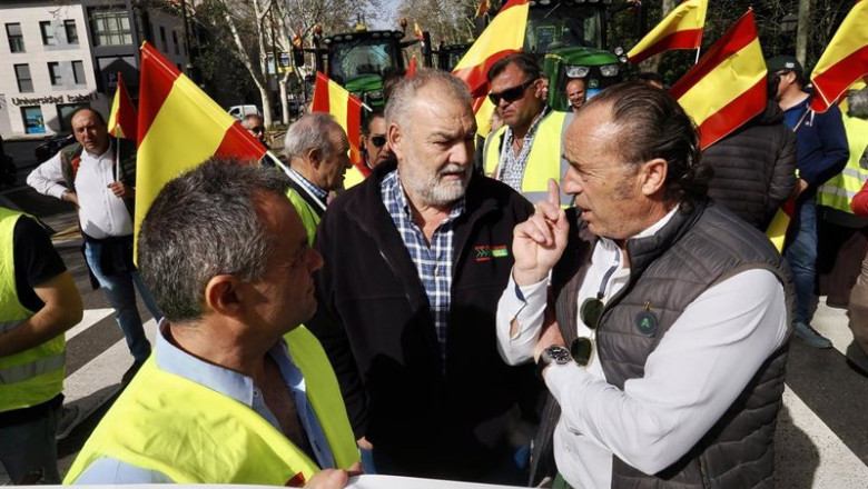 ep archivo   el presidente de asaja valladolid juan ramon alonso d saluda a los agricultores durante