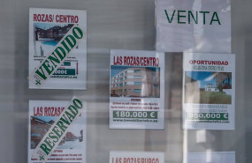 ep archivo   escaparate de anuncios de viviendas a 4 de agosto de 2023 en madrid espana