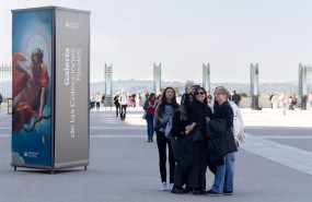 ep archivo   grupo de turistas tomandose una fotografia en las inmediaciones del palacio real de