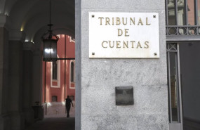 ep archivo   placa en la puerta principal del edificio del tribunal de cuentas en madrid