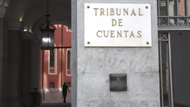 ep archivo   placa en la puerta principal del edificio del tribunal de cuentas en madrid
