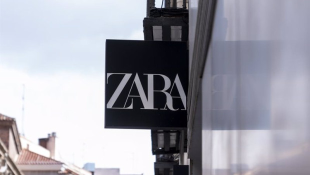 ep archivo   un cartel de una tienda zara
