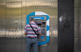 ep archivo   un hombre saca dinero en un cajero de sabadell a 6 de junio de 2024 en madrid espana