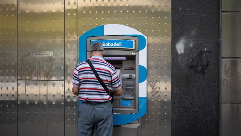 ep archivo un hombre saca dinero en un cajero de sabadell a 6 de junio de 2024 en madrid espana ep archivo un hombre saca dinero en un cajero de sabadell a 6 de junio de 2024 en madrid espana