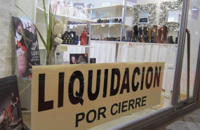 ep archivo   un negocio anunciando una liquidacion por cierre