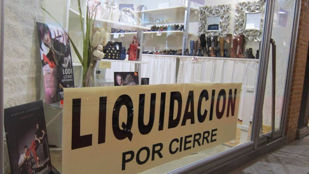 ep archivo   un negocio anunciando una liquidacion por cierre