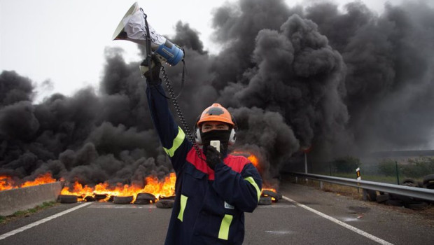 ep archivo   un participante de la manifestacion del comite de empresa de alcoa habla por un