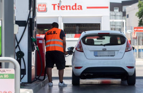 ep archivo   un pasajero reposta en una gasolinera a la altura de rivas durante la primera operacion