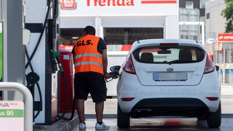 ep archivo un pasajero reposta en una gasolinera a la altura de rivas durante la primera operacion ep archivo un pasajero reposta en una gasolinera a la altura de rivas durante la primera operacion