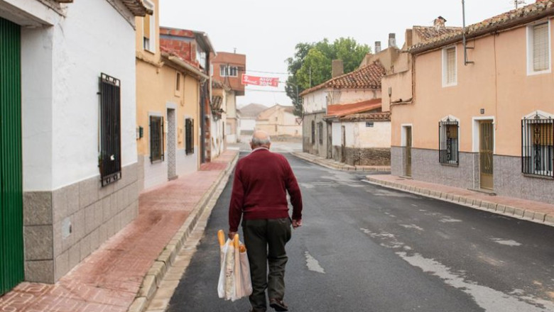 ep archivo   un vecino de la mitad par de la calle murcia a 28 de mayo de 2023 en pozo canada